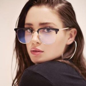 Quay Evasive blue light glasses in Tortoise.